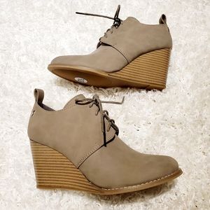NWOT Wedge booties